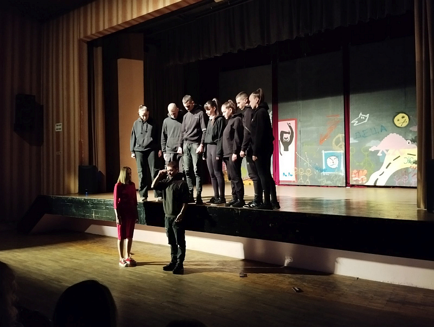 БИЛЕЋА, 6. ДЕЦЕМБРА /СРНА/ - Представу "Ожиљци", која говори о проблему вршњачког насиља и његовим посљедицама на младе, премијерно је вечерас пред билећком публиком извело Омладинско позориште из Билеће.