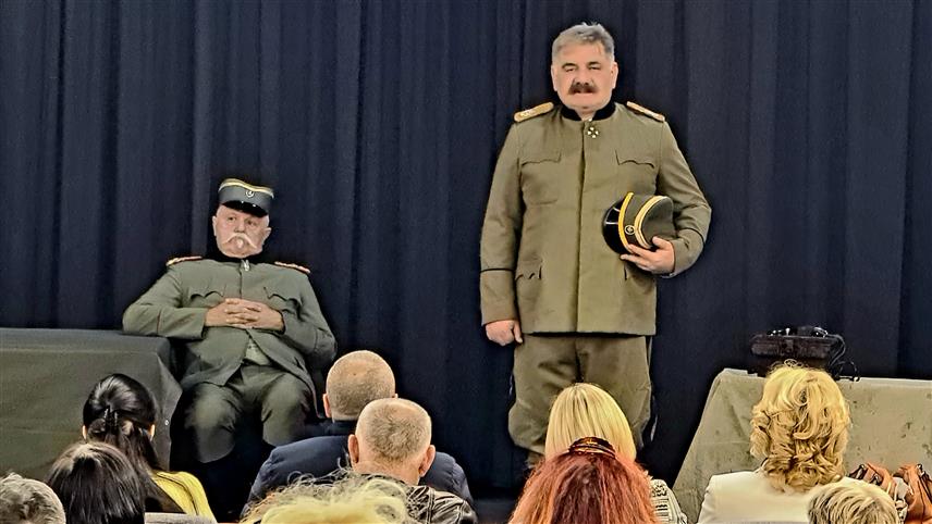 ДОБОЈ, 6. ДЕЦЕМБРА /СРНА/ - Глумци Народног позоришта из Београда Димитрије Илић и Лепомир Ивковић одиграли су у Добоју историјску драму "Славне српске војводе", организовану у оквиру манифестације "Дани Србије у Српској".