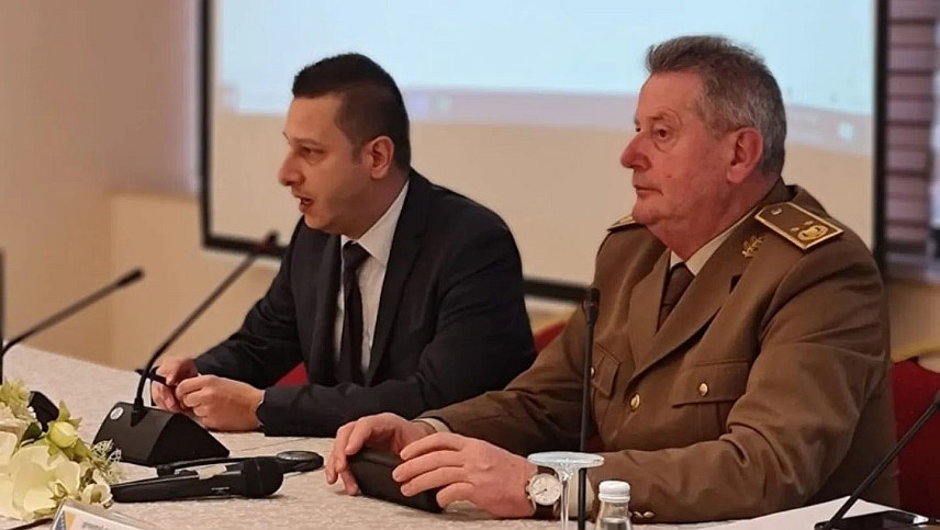 САРАЈЕВО, 7. ДЕЦЕМБРА /СРНА/ - Замјеник министра одбране у Савјету министара Александар Гогановић учествовао је на радном састанку на којем се расправљало о изради преднацрта Правилника о децентрализацији јавних набавки у Оружаним снагама БиХ.