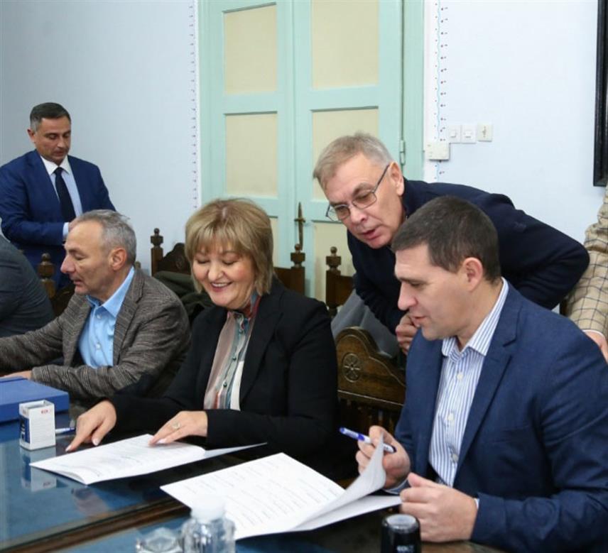 СУБОТИЦА, 7. ДЕЦЕМБРА /СРНА/ - Представници четири средње школе из Републике Српске и двије из Србије потписали су у Суботици Мултилатерални споразум о сарадњи.