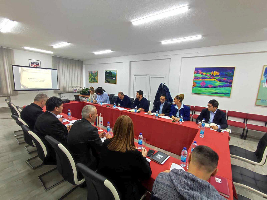 НОВИ ГРАД, 7. ДЕЦЕМБРА /СРНА/ - Представници кинеске компаније "Шандунг интернешенел", Министарства саобраћаја и веза Републике Српске и бањалучког Института за грађевинарство ИГ на састанку са општинским руководством.