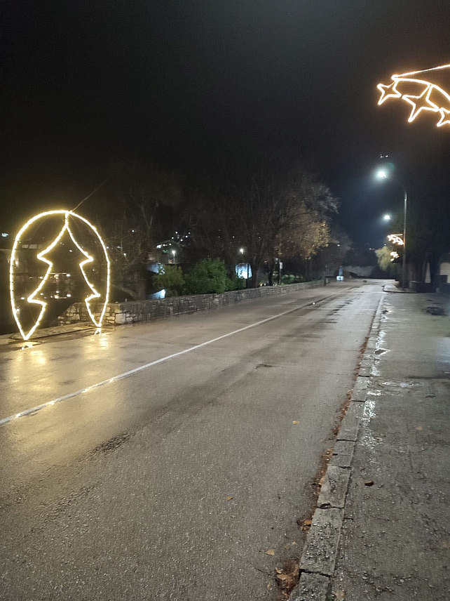 TРЕБИЊЕ, 7. ДЕЦЕМБРА /СРНА/ - У Требињу је у току украшавање града за новогодишње празнике, за које су град и Туристичка организација издвојили значајна средства како би Требиње засијало у пуном сјају.