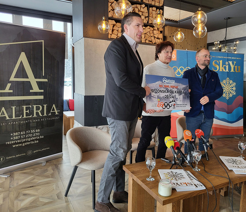 ЈАХОРИНА, 7. ДЕЦЕМБРА /СРНА/ - Предсједник Надзорног одбора Олимпијског центра "Јахорина" Недељко Елек, пјевача Здравка Чолића и директор Олимпијског центра "Јахорина" Дејан Љевнаић.