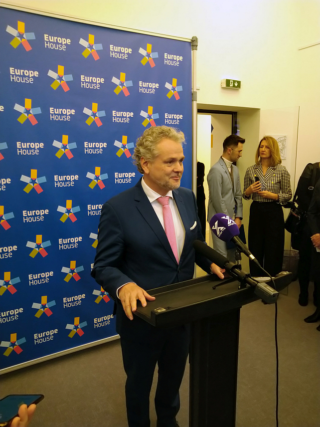 САРАЈЕВО, 7. ДЕЦЕМБРА /СРНА/ - Шеф Делегације ЕУ у БиХ Јохан Сатлер изјавио је да је, захваљујући трогодишњем пројекту "ЕУ за опоравак привреде" вриједном око 14 милиона евра, у БиХ сачувано више од 8.000 радних мјеста у гранама индустрије које су у вријеме пандемије вируса корона биле пред банкротом.