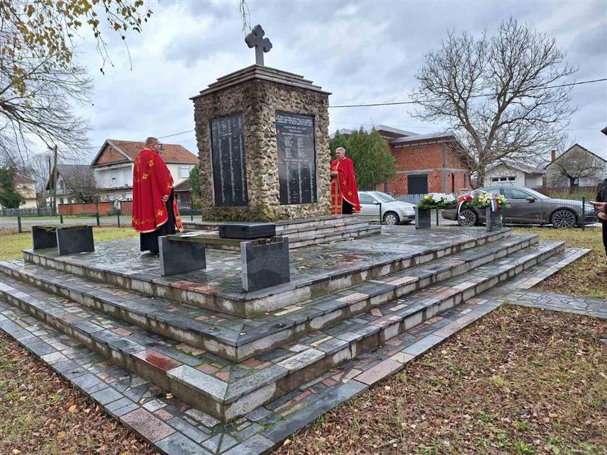 ШАМАЦ, 7. ДЕЦЕМБРА /СРНА/ - У селима Трњак и Доњој Дубици у федералној општини Оџак служен је помен и положени су вијенци на споменик за 800 мјештана које су у Другом свјетском рату убиле усташе, а међу њима је било 333 дјеце млађе од 15 година.