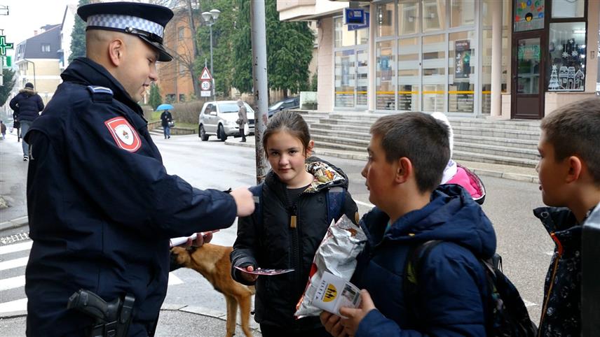 ВИШЕГРАД, 7. ДЕЦЕМБРА /СРНА/ - Поводом обиљежавања Међународног мјесеца борбе против болести зависности припадници Полицијске станице Вишеград организовали су у центру града подјелу информативних летака, у оквиру акције "Мјесец борбе против болести зависности - пут који не води нигдје".