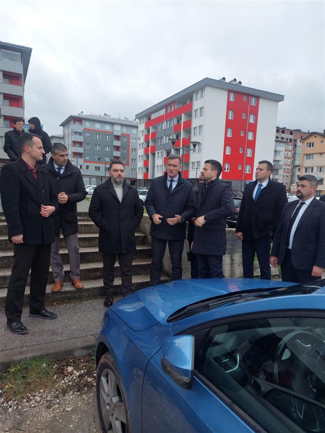 ПАЛЕ, 7. ДЕЦЕМБРА /СРНА/ - Министар спољне трговине и економских односа у Савјету министара Сташа Кошарац и министар финансија и трезора Срђан Амиџић данас су на Палама у пратњи начелника општине Бошка Југовића посјетили локацију садашњег постројења Топлане.