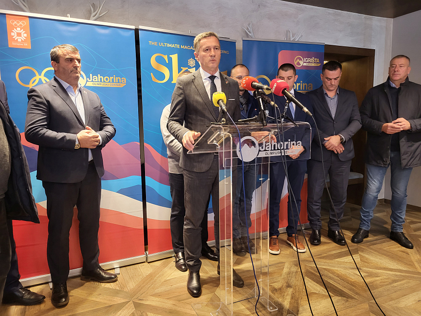 ПАЛЕ, 7. ДЕЦЕМБРА /СРНА/ - Начелник општине Пале Бошко Југовић на конференцији за новинаре након састанка Оперативног тима за припрему зимске сезоне.