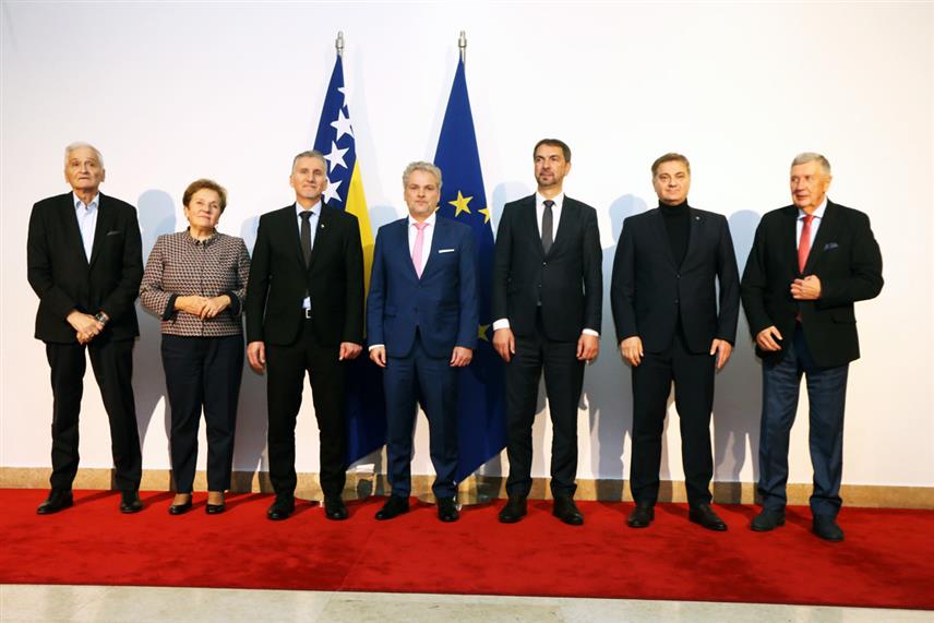 САРАЈЕВО, 7. ДЕЦЕМБРА /СРНА/ - Шеф Делегације ЕУ у БиХ Јохан Сатлер у Сарајеву са члановима колегијума оба дома Парламентарне скупштине БиХ.