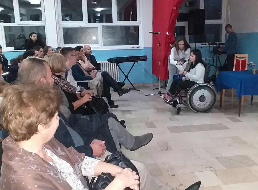 МИЛИЋИ, 7. ДЕЦЕМБРА /СРНА/ - У Основној школи /ОШ/ "Алекса Јакшић" у Милићима вечерас је одржана приредба под називом "Ослони се на другога" поводом Међународног дана особа са инвалидитетом.