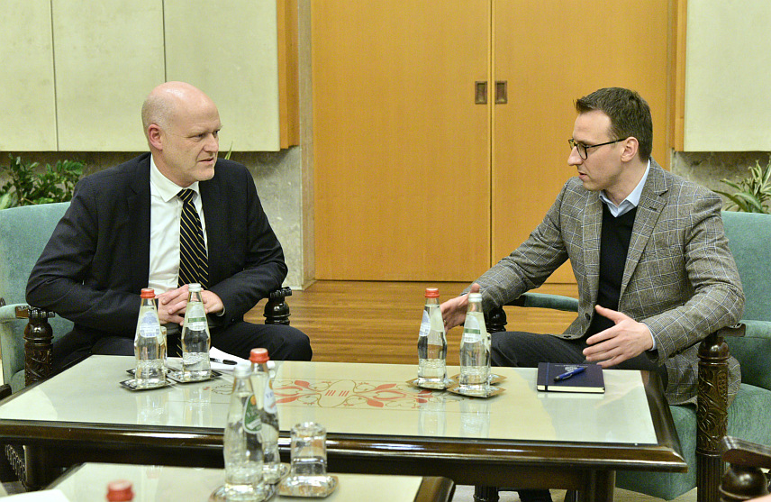 БЕОГРАД, 7. ДЕЦЕМБРА /СРНА/ - Директор Канцеларије Владе Србије за Косово и Метохију Петар Петковић на састанку са шефом Одјељења за западни Балкан у њемачком Министарству спољних послова Нилсом Петером фон Редекером.