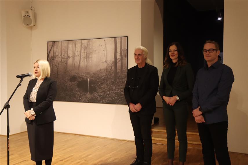 БАЊАЛУКА, 7. ДЕЦЕМБРА /СРНА/ - Изложба фотографија "Повратак" аутора Драге Вејновића отворена је вечерас у Музеју савремене умјетности Републике Српске у Бањалуци./фото Борислав Здриња/