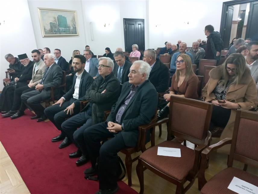 БАЊАЛУКА, 7. ДЕЦЕМБРА /СРНА/ - Промоција књиге у Бањалуци "Судија у рату и миру" аутора Данице Маринковић,промоцији у просторијама Академије наука и умјетности Републике Српске присуствовали су и савјетник предсједника Српске Марко Ромић, министар саобраћаја и веза Недељко Чубриловић, те предсједник Борачке организације Републике Српске Радан Остојић.