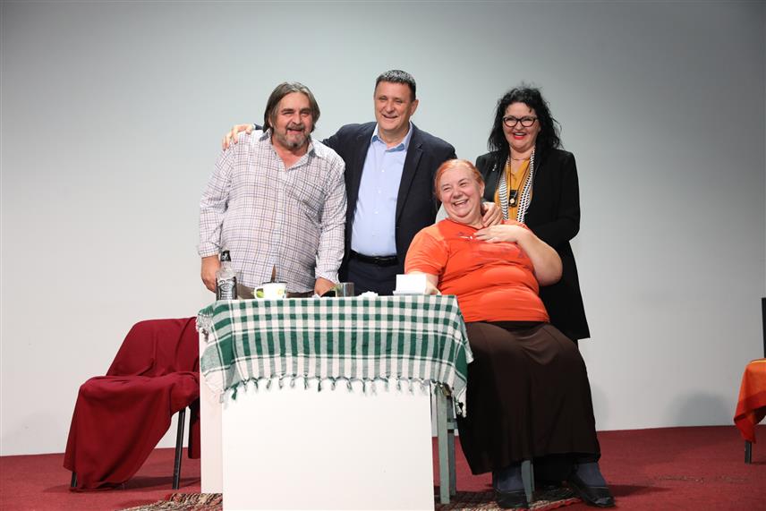 БАЊАЛУКА, 7. ДЕЦЕМБРА /СРНА/ - Бањалучанке су вечерас имале прилику да уживају у популарној комедији "Милка и Неђо" о свакодневици брачног живота, одиграној у организацији Актива жена Градског одбора СНСД-а Бањалука.