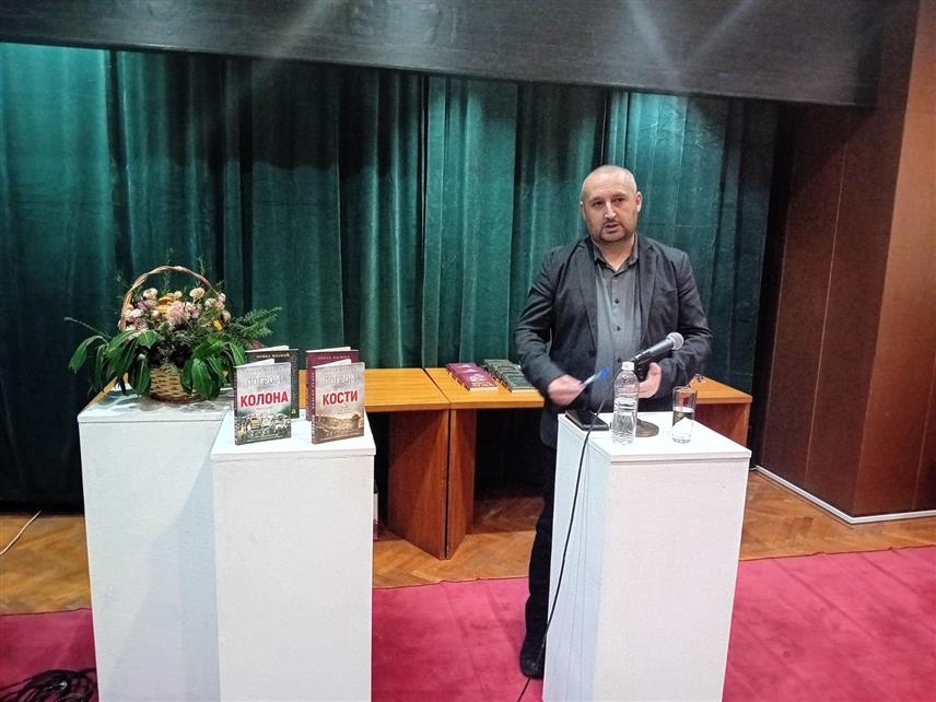 БИЛЕЋА, 7. ДЕЦЕМБРА /СРНА/ - Kњижевно вече са српским писацем Ненадом Милкићем о страдању српског народа у новијој историји, попут страдања сарајевских и Срба Крајишника, као и о Трилогији "Ми смо бранили Кошаре".