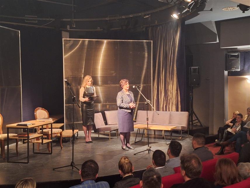 ИСТОЧНО САРАЈЕВО, 7. ДЕЦЕМБРА /СРНА/ - Представом "Народни посланик" по тексту Бранислава Нушића у извођењу Никшићког позоришта, вечерас је у Источном Сарајеву званично почео 28. Међународни фестивал малих сцена и монодраме Републике Српске током којег ће бити изведено 11 представа позоришта из Србије, Црне Горе, Хрватске и БиХ.