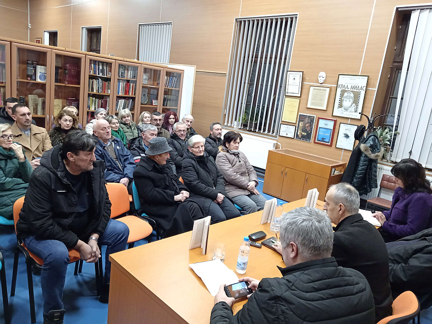 ХАН ПИЈЕСАК, 7. ДЕЦЕМБРА /СРНА/ - У Народној библиотеци "Бранко Чучак" на Хан Пијеску вечерас је представљен роман "Змијска времена" књижевника Аћима Tодоровића из Власенице који, према мишљену рецензената, представља значајан допринос српској прози.