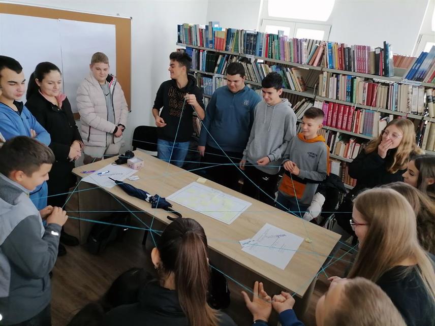 ШАМАЦ, 7. ДЕЦЕМБРА /СРНА/ - У Народној библиотеци у Шамцу одржана је педагошка радионица са ученицима основне школе Шамац о теми "Сигуран лет у сајбер свијет", чији је циљ препознавање ризичних облика понашања на интернету и друштвеним мрежама.