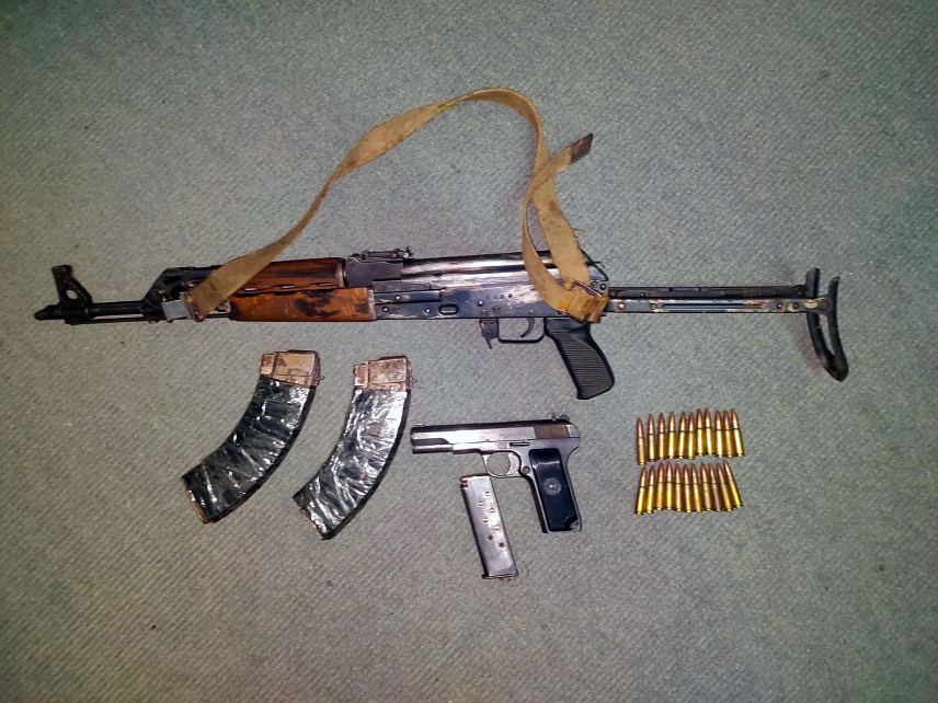 ПРИЈЕДОР, 7. ДЕЦЕМБРА /СРНА/ - Мушкарац чији су иницијали В.Т. из Новог Града лишен је слободе након што је из стана у ходник зграде испалио три хица из пиштоља, саопштено је данас из Полицијске управе /ПУ/ Приједор.