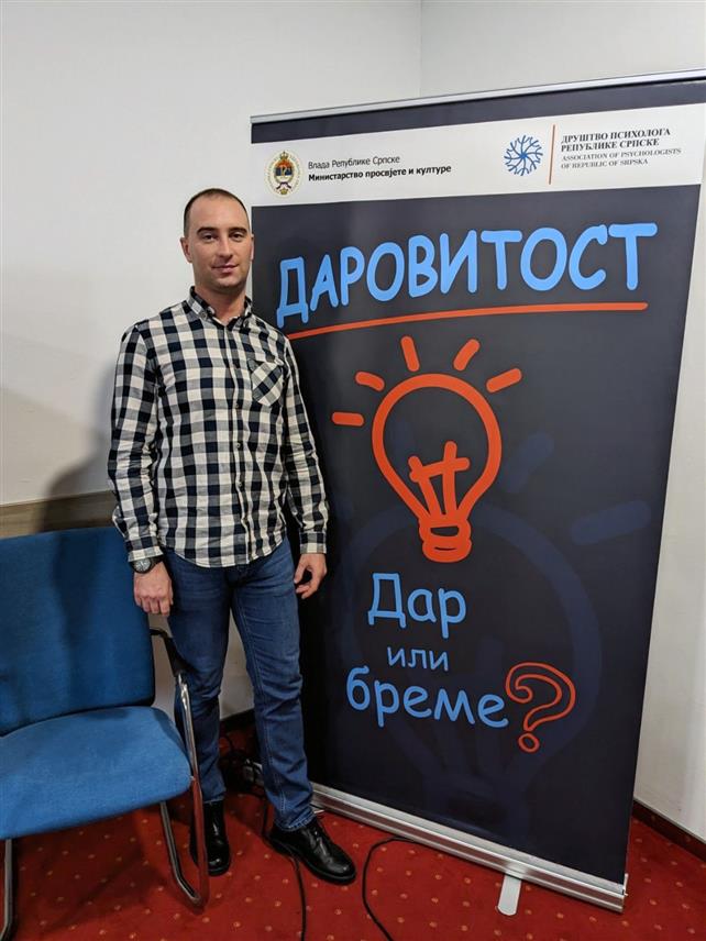 КОЗАРСКА ДУБИЦА, 8. ДЕЦЕМБРА /СРНА/ - Наставник српског језика у Основној школи "Свети Сава" Милош Кецман након додатне селекције наставника из цијеле Републике Српске, одабран је за наставника-ментора у програму "НАУМ" – Подршка тимовима за подршку надареним и талентованим ученицима за рад са талентованом и даровитом дјецом у школама Републике Српске.
