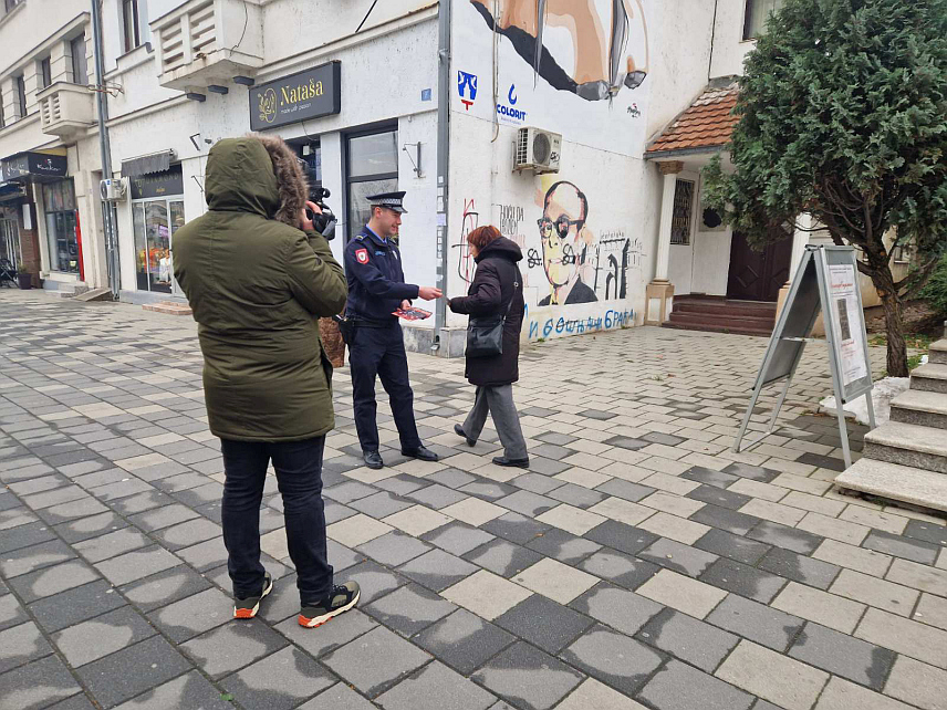 БИЈЕЉИНА, 8. ДЕЦЕМБРА /СРНА/ - Полицијски службеници Полицијске управе Бијељина дијелили су данас на градском тргу промотивни материјал под насловом "Стоп. Зависност. Пут који нигдје не води" у склопу обиљежавања Мјесеца борбе против болести зависности.