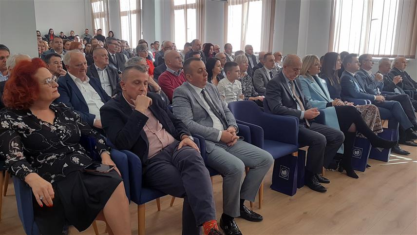 ФОЧА, 8. НОВЕМБРА /СРНА/ - Промоцијом монографије и додјелом признања заслужним професорима, Кадетра за хирургију Медицинског факултета у Фочи обиљежила је данас три деценије постојања и успјешног рада.