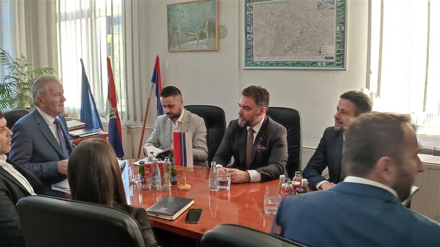 ТРНОВО, 8. ДЕЦЕМБРА /СРНА/ - Министар спољне трговине и економских односа у Савјету министара Сташа Кошарац са министром финансија и трезора Срђаном Амиџићем данас посјетио Трново.