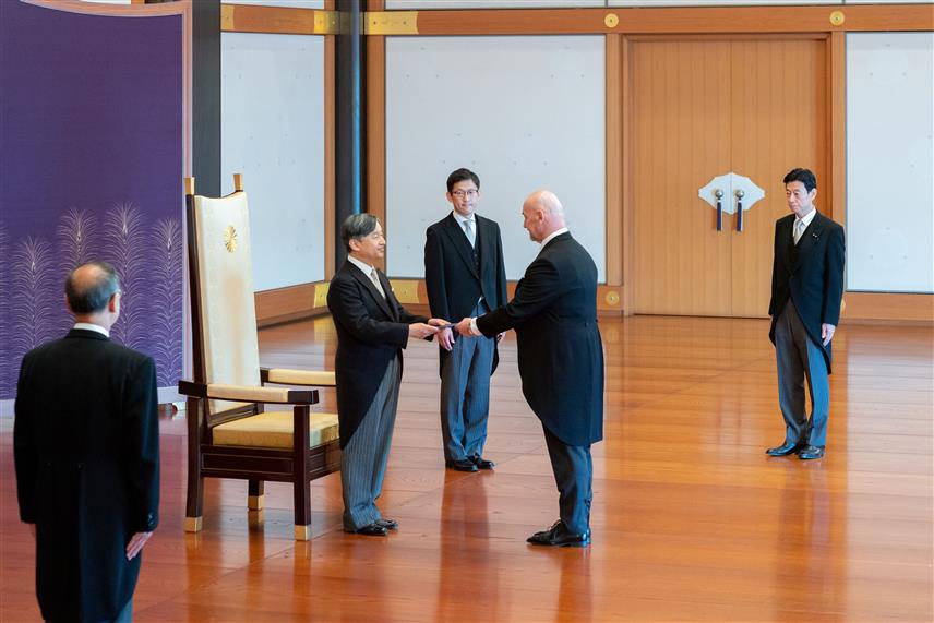 САРАЈЕВО, 8. ДЕЦЕМБРА /СРНА/ - Амбасадор БиХ у Јапану Мато Зеко предао је на свечаној церемонији у Царској палати у Токију акредитивна писма цару Јапана Нарухиту.