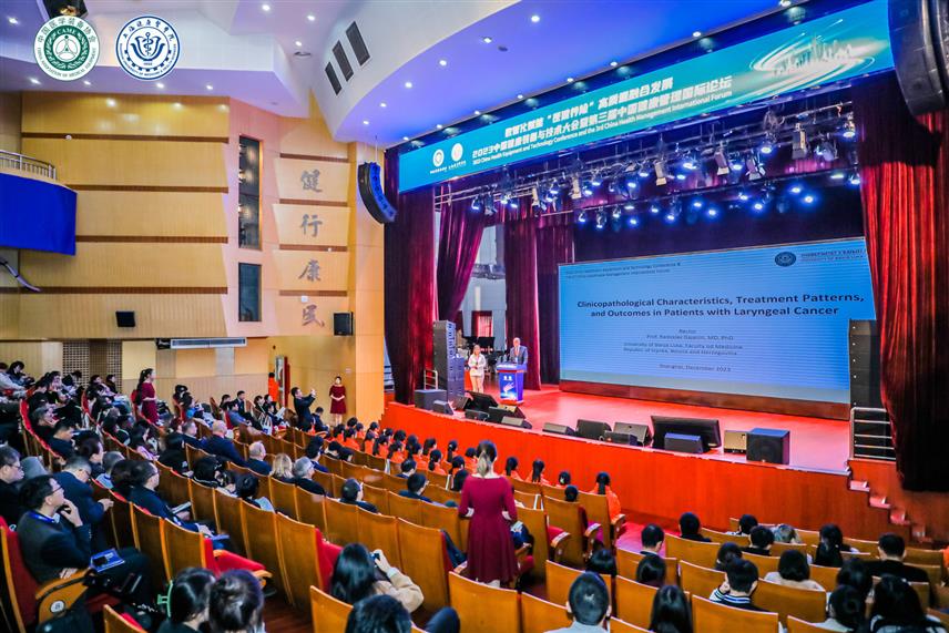 БАЊАЛУКА, 9. ДЕЦЕМБРА /СРНА/ - Ректор Универзитета у Бањалуци професор Радослав Гајанин ангажован је данас као гостујући професор на Универзитету за медицину и здравствене науке у Шангају, гдје је представио рад и истраживање о теми "Клиничкопатолошке карактеристике, начини лијечења и исходи код пацијената са карциномом ларинкса".