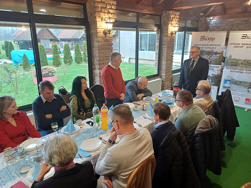 ДЕРВЕНТА, 9. ДЕЦЕМБРА /СРНА/ - У Дервенти је данас одржана манифестација "Вихорово стиховање" која је окупила 30 пјесника из Сомбора, Добоја, Прњавора, Шамца, Челинца, Модриче и Котор Вароши.