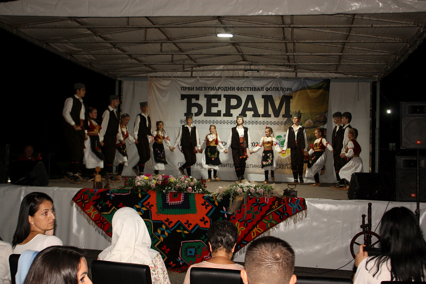 ВУКОСАВЉЕ, 10. СЕПТЕМБРА /СРНА/ - На спортском полигону у Вукосављу одржан је Први међународни фестивал фолклора "Ђерам" на коме је учествовало девет културно-умјетничких друштава /КУД/ из Србије, Хрватске, Федерације БиХ и Републике Српске.