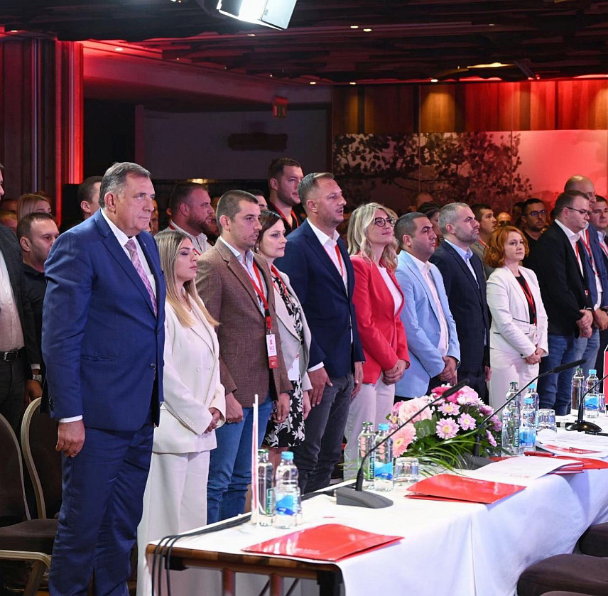 ЈАХОРИНА, 10. СЕПТЕМБРА /СРНА/ - Ивона Пејашиновић из Лакташа изабрана је данас на Јахорини за предсједника Младих социјалдемократа /МСД/, а учесници изборне конференције изабрали су и чланове Главног одбора МСД-а.