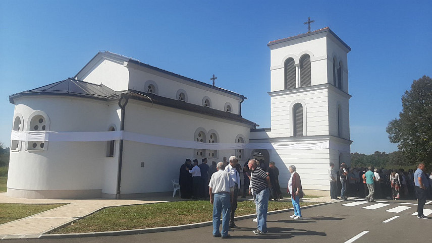 ВРГИНМОСТ, 10. СЕПТЕМБРА /СРНА/ - Преосвећени епископи горњокарловачки Герасим и далматински Никодим освештали су данас у Вргинмосту у Хрватској Храм Сабора српских светитеља - први православни храм у овом кордунском градићу и општинском сједишту у којем су прије посљедњег рата 95 одсто становништва чинили Срби.
