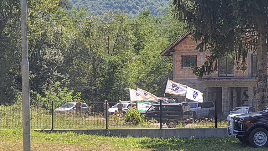 ЗАВИДОВИЋИ, 10. СЕПТЕМБРА /СРНА/ - Током марша "Стазом егзодуса" поводом обиљежавања 28 година од прогона Срба из Возуће, насеља у долини Криваје и са јужног дијела Озрена, и ове године истицане су ратне заставе такозване Армије БиХ и "Исламске државе" уз спорадичне повике "Текбир" из колоне возила која је пролазила кроз Стог, јавио је извјештач Срне.