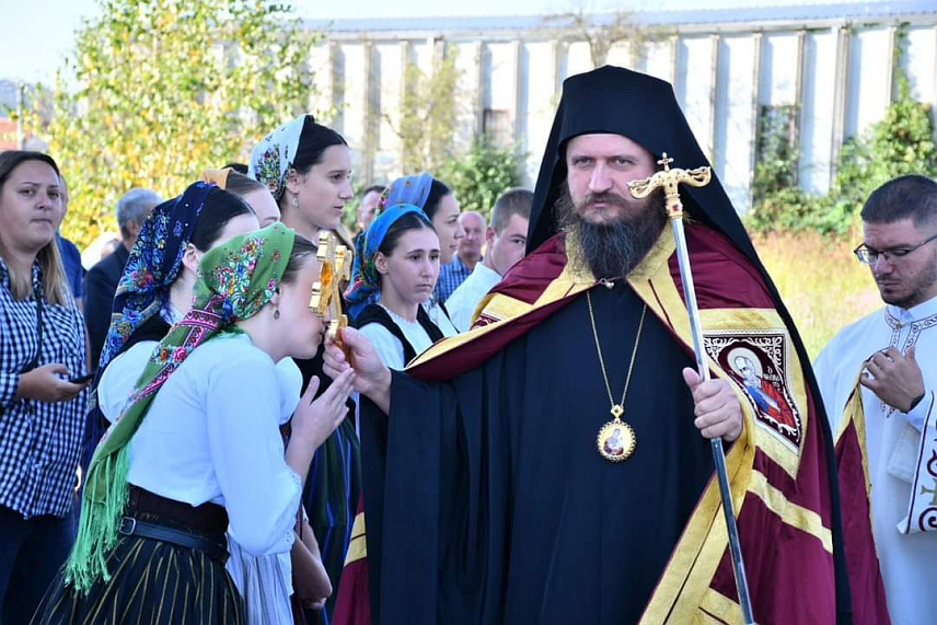 ОШTРА ЛУКА, 10. СЕПТЕМБРА /СРНА/ - У Храму Васкрсења Христовог у Оштрој Луци данас је литургијски прослављена крсна слава Епархије бихаћко-петровачке - Сабор светих српских просвјетитеља и учитеља, а свету архијерејску литургију служио је Његово преосвештенство епископ бихаћко-петровачки Сергије.