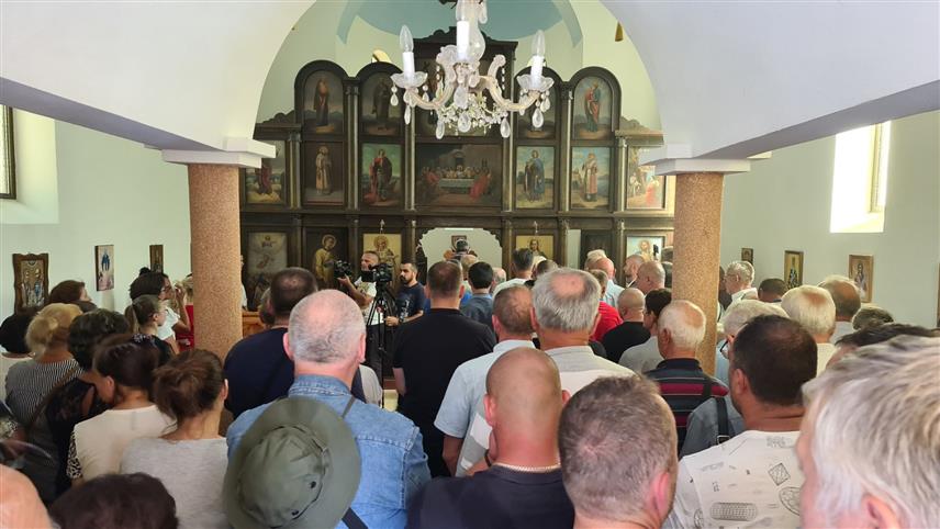 ЗАВИДОВИЋИ, 10. СЕПTЕМБРА /СРНА/ - У Цркви Светог Ђорђа у насељу Стог код Возуће почела је Света литургија поводом обиљежавања 28 година од прогона 1.920 српских породица са подручја Возуће, долине ријеке Криваје и јужног Озрена.