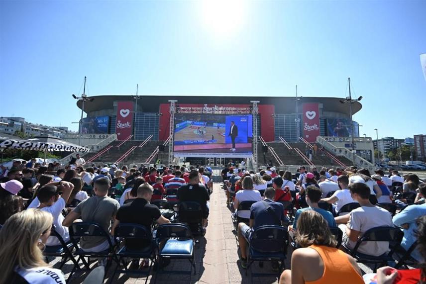 БЕОГРАД, 10.СЕПТЕМБРА /СРНА/ - Град Београд позвао је суграђане да на платоу испред Штарк арене данас заједно бодре српске спортисте у кошарци, тенису, одбојци и фудбалу.