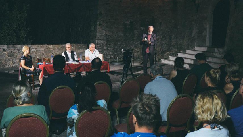 ПОДГОРИЦА, 10. СЕПТЕМБРА /СРНА/ - На седмом фестивалу "Ћирилицом" у будванском Старом граду уприличен је програм посвећен предстојећим јубилејима Матице српске - 200 година "Летописа Матице српске" идуће године и Матице српске који ће бити обиљежени идуће, односно 2026. године.