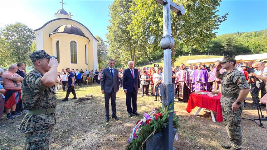 ЗАВИДОВИЋИ, 10. СЕПTЕМБРА /СРНА/ - Савјетник српског члана Предсједништва БиХ Бошко Томић положио вијенац пред Спомен-крстом у порти Цркве Светог Ђорђа у Стогу код Завидовића, гдје је обиљежено 28 година од масовног страдања Возућана.