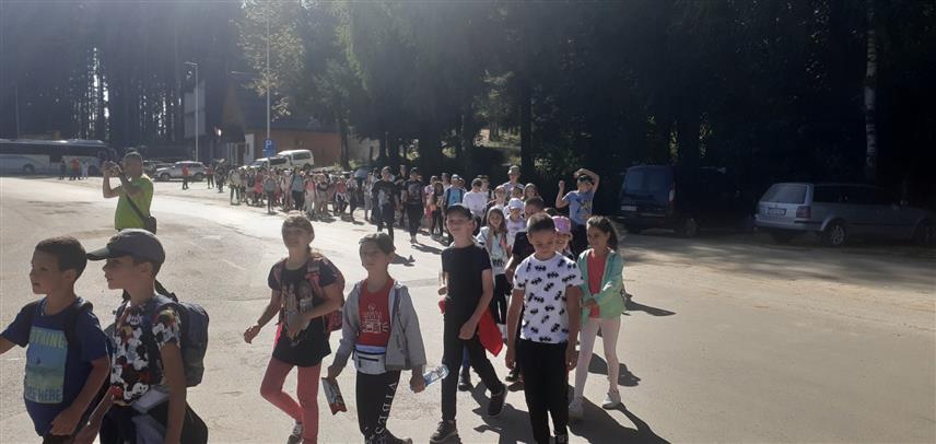 ИСТОЧНО САРАЈЕВО, 10. СЕПТЕМБРА /СРНА/ - На подручју Парка природе "Требевић" данас је организовано дружење ученика основних школа из Источног Сарајева названо "Мединим стопама", које је окупило више од 300 основаца.