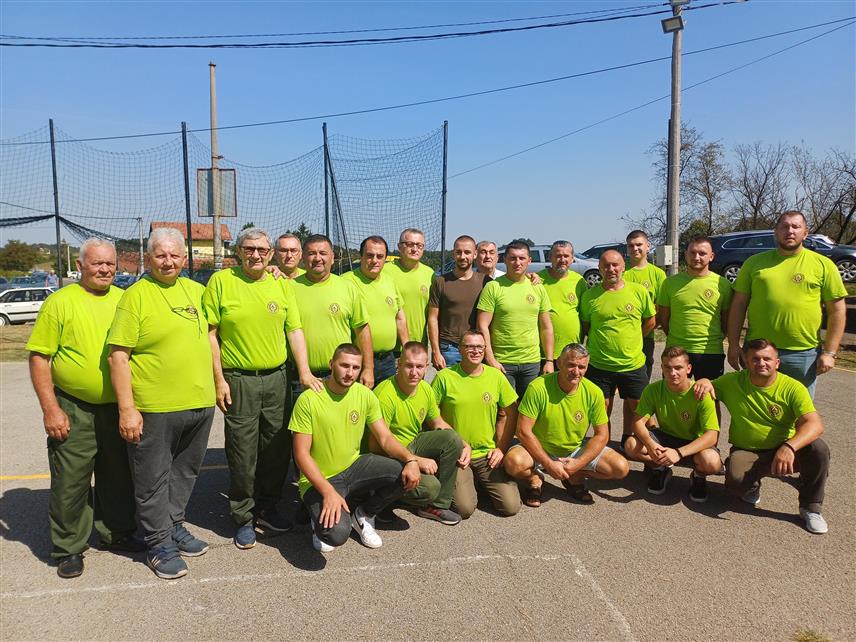 ДЕРВЕНТА, 10. СЕПТЕМБРА /СРНА/ - Сабором ловаца у дервентском насељу Појезна који је окупио више од 350 учесника данас је свечано отворена ловна сезона - ловачка секција Појезна.