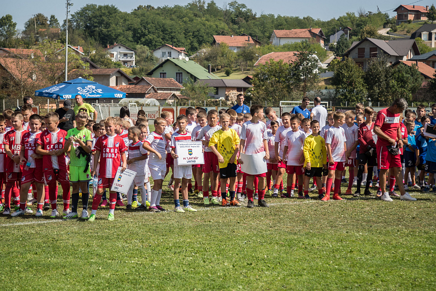 ПРЊАВОР, 10. СЕПТЕМБРА /СРНА/ - Међународни омладински турнир "Синиша Пеулић" окупио је данас у Прњавору око 700 малишана из Републике Српске и Федерације БиХ /ФБиХ/.