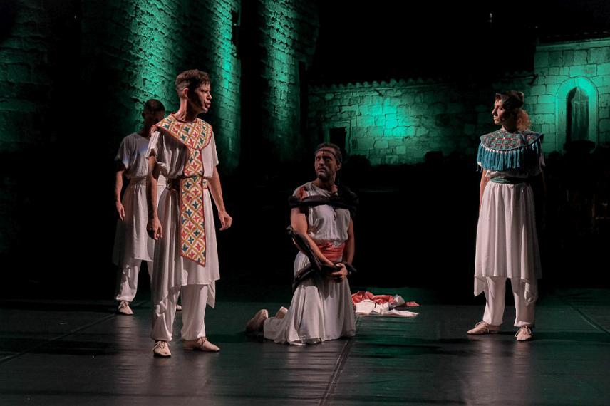 ПОДГОРИЦА, 11. СЕПТЕМБРА /СРНА/ - У оквиру седмог фестивала „Ћирилицом“ синоћ је уприличена премијера мултикреативне плесачко-пјевачке представе „Косара и Владимир“. 