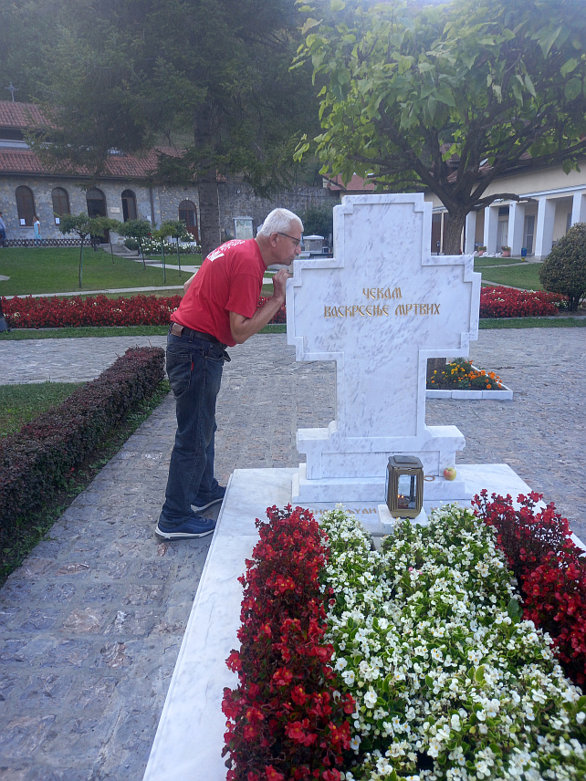 БЕОГРАД, 11. СЕПТЕМБРА /СРНА/ - Предсједник Удружења вјерника и поштовалаца блаженопочившег патријарха Павла "Будимо људи" Владо Новаковић током посјете гробу патријарха у манастир Раковица у Београду.