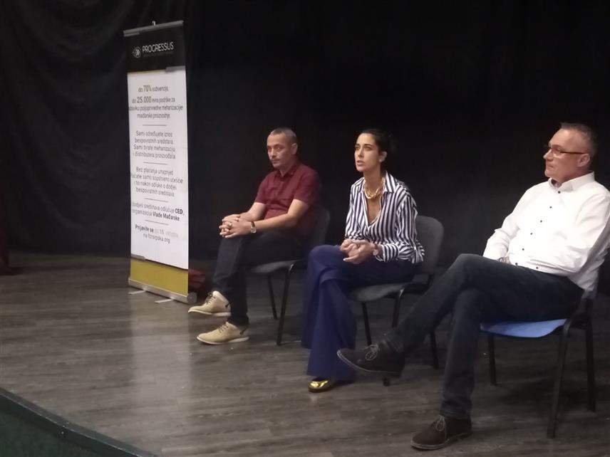 БАЊАЛУКА, 11. СЕПТЕМБРА /СРНА/ - Представници Фондације за одрживи развој "Прогресус" данас су пољопривредницима у Бањалуци представили јавни позив за додјелу бесповратних средстава за набавку механизације, опреме и алата, а најчешће постављена питања су била она у вези са понудом и условима пријаве.