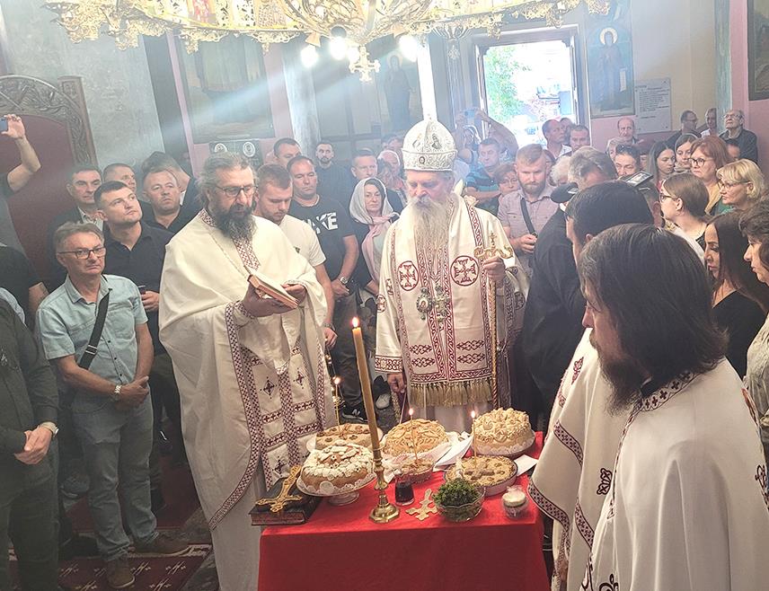 УРОШЕВАЦ, 11. СЕПTЕМБРА /СРНА/ - Његово високопреосвештенство епископ рашко-призренски Теодосије поручио је вјерницима да не одустају од живота у Урошевцу, од вјере и преданости Божијој цркви како би били на путу предака и како би будућим генерацијама оставили оно што је вијековима грађено.