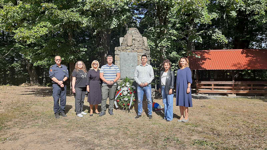 ПРИЈЕДОР, 11. СЕПТЕМБРА /СРНА/ - Малим поетским часом на Палежи под називом "Спомен на Скендера" данас су почели 51. Књижевни сусрети на Козари.
