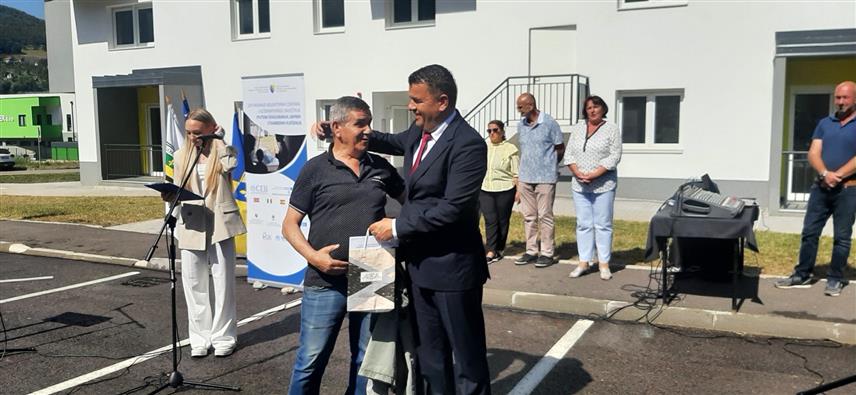САРАЈЕВО, 11. СЕПТЕМБРА /СРНА/ - Церемонији примопредаје кључева за 50 породица које су до сада боравиле у колективним и алтернативним смјештајима у Горажду присуствовао је и министар за људска права и избјеглице у Савјету министара Севлид Хуртић