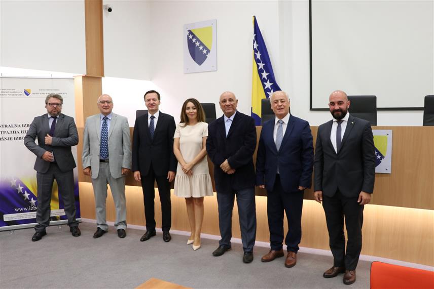 САРАЈЕВО, 11. СЕПТЕМБРА /СРНА/ - Чланови Централне изборне комисије БиХ данас су у Сарајеву са амбасадором Румуније у БиХ Антоном Пакурецуом разговарали о потписивању меморандума о разумијевању са румунским Сталним изборним тијелом.