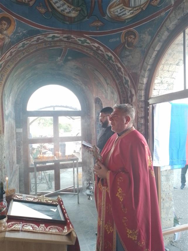 ШАМАЦ, 11.СЕПТЕМБАР /СРНА/ У Писарима код Спомен – цркве данас је служен парастос за 16 погинулих припадника Војске Републике Српске и двије цивилне жртве Одбрамбено-отаџбинског рата.